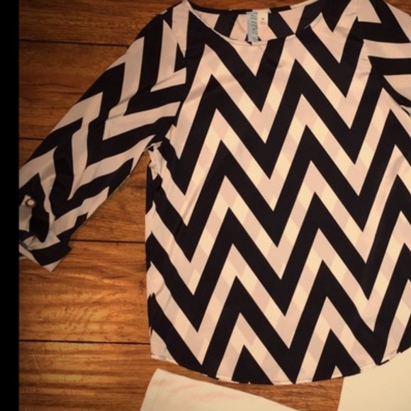Francescas Black & White Chevron Top - Picture 4 of 4